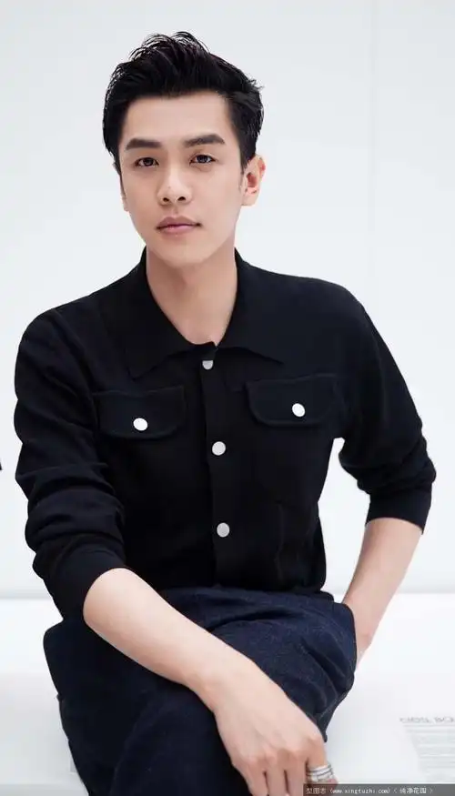 新生代演员张若昀首次受邀参加米兰时装周,.