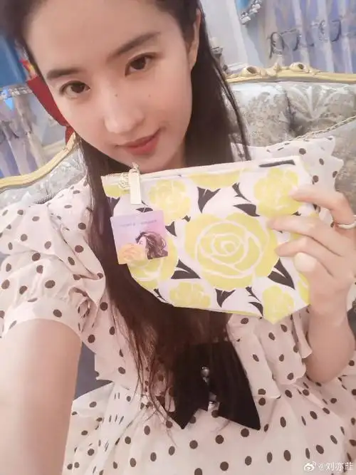 刘亦菲自拍水平二十年如一日