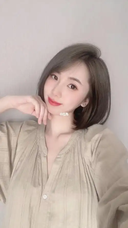 让人无法抗拒的减龄短发颜色也巨显白