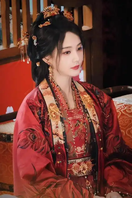 《苍兰诀》《九霄寒夜暖》等作品里,李一桐都展现出了极高的古装驾驭