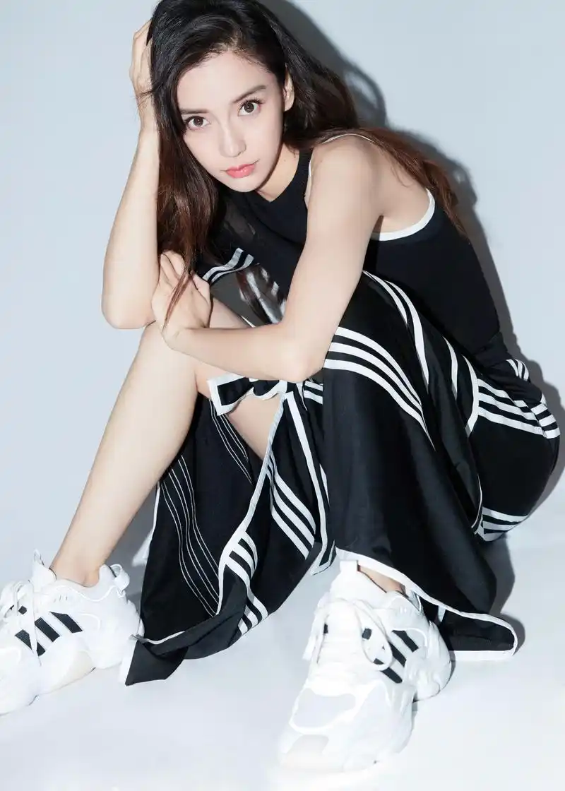 今日15:00 ,拒宅行动组队捉妖,来"偶遇"泥萌的御灵师angelababy叭