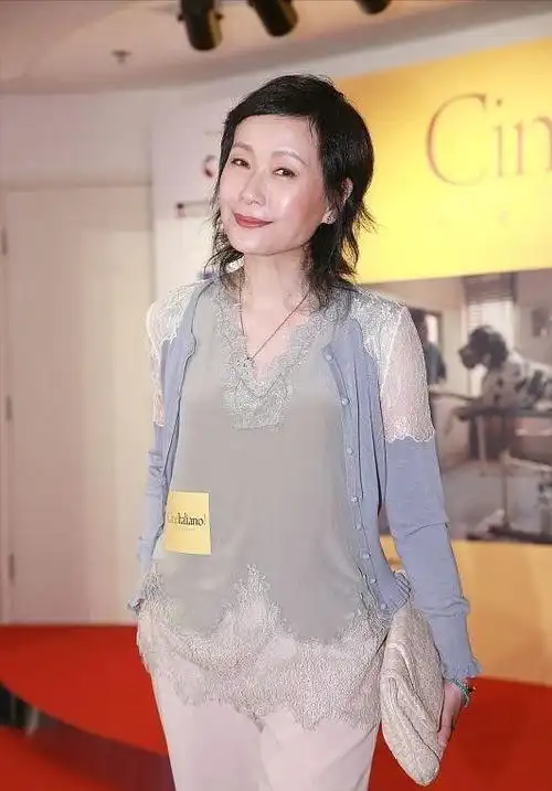 奔6的叶童穿10cm高跟鞋让人开眼躲过中年油腻身材更是没缩水