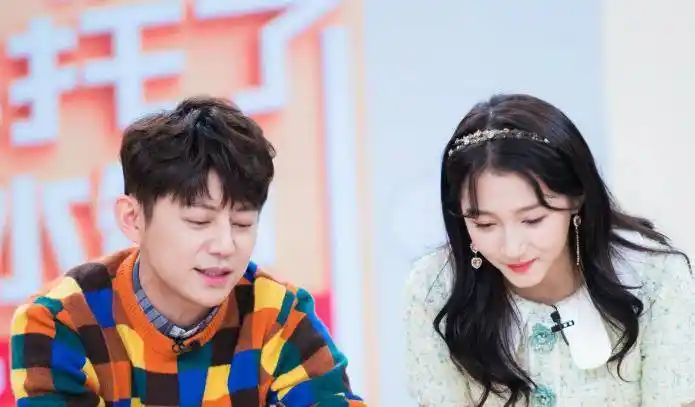 腿长却足足相差6cm,关晓彤反应暴露情商_李宇春_数据_娱乐