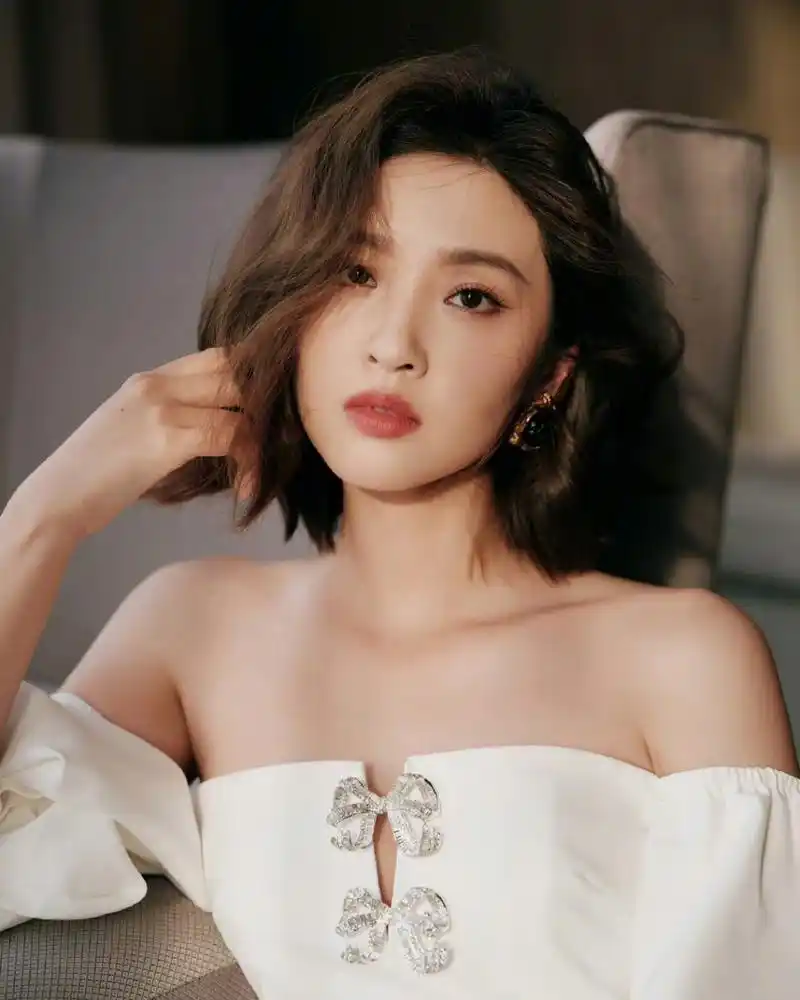 唐艺昕微卷齐肩短发,一字肩泡泡袖连衣裙,优雅迷人#我们都爱聊八卦