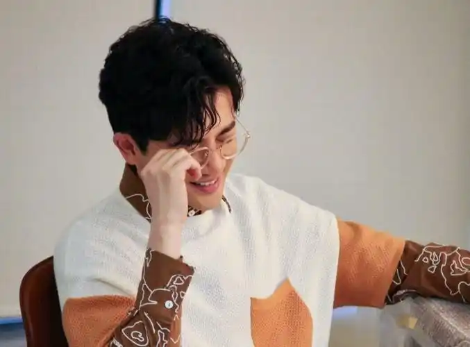 46岁苏有朋ins晒生图,一身黑衣好似在拍mv,颜值能打羡煞旁人