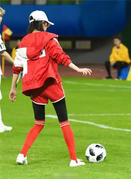 近日,她参加真人秀节目《奔跑吧兄弟》,有网友曝光出她一组球场美照.