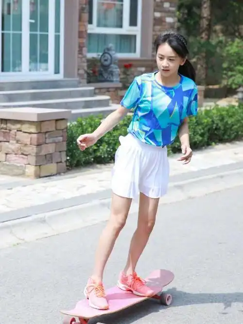 田亮晒森碟美照,11岁田雨橙穿运动装长腿逆天,身材比例好出众