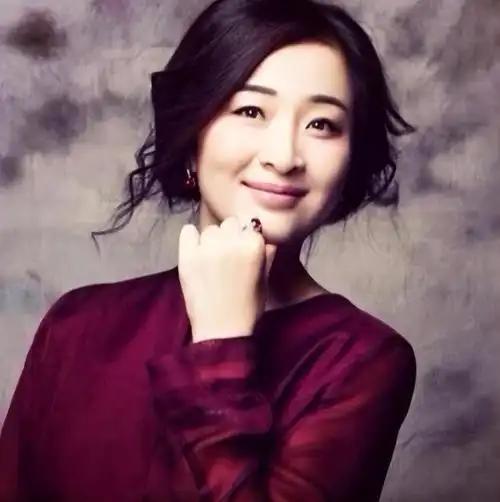 尽管这样,杜珺还是觉得张嘉译的资源都是自己父亲给介绍的.