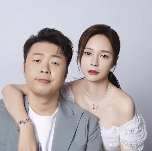 杜海涛为老婆庆生称呼显疏离,合照抗拒拥抱,大腿比沈梦辰的还细_因为