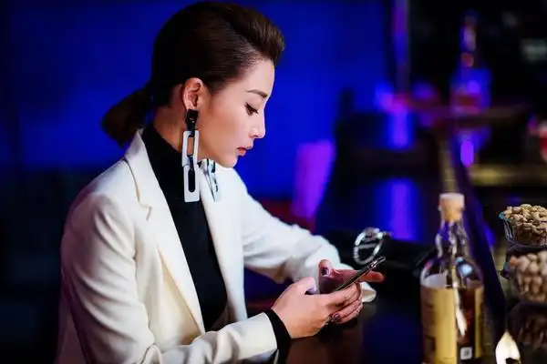 《正青春》殷桃造型夸张,气场强大好像大姐大