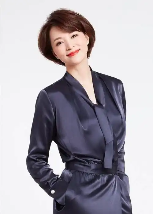 董卿在央视主持团中站c位,贵妇短发配灰蓝色西装,诠释优雅高级