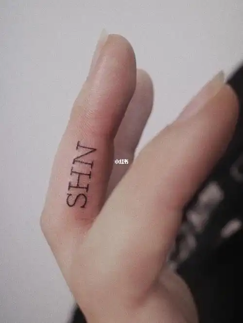 tattoo^极细的手指小字母_纹身_极简风_小清新纹身_tattoo怎么样_美图