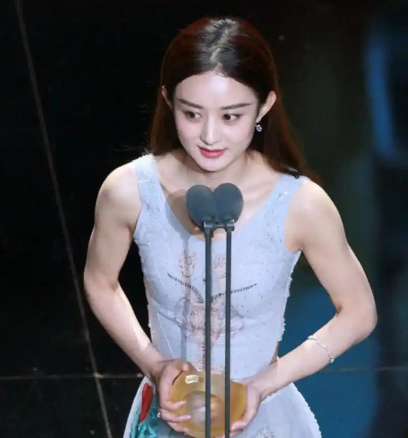 赵丽颖,肌肉线条比男明星还好看