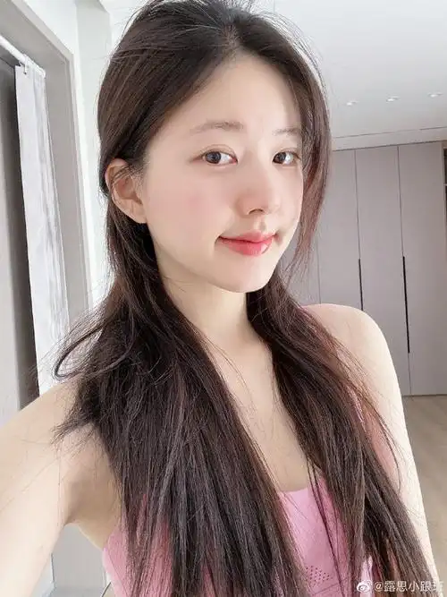 赵露思素颜健身照