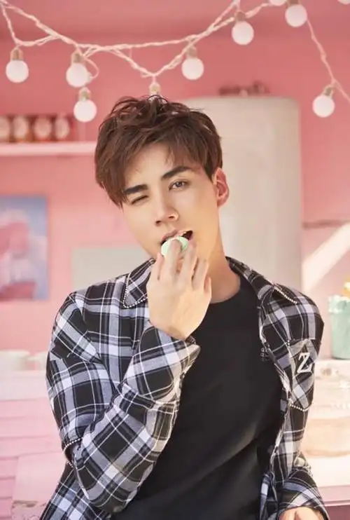 徐凯时尚大片曝光可盐可甜粉色look与七夕很配