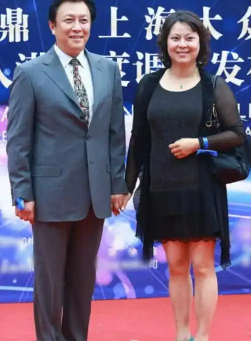 回顾演员壮丽嫁大12岁唐国强婚后连生两子一家五口幸福美满