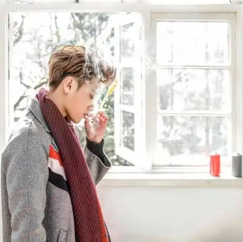 黄子韬抽烟引热议,背后就是禁烟标语,公众人物就这样以身作则?