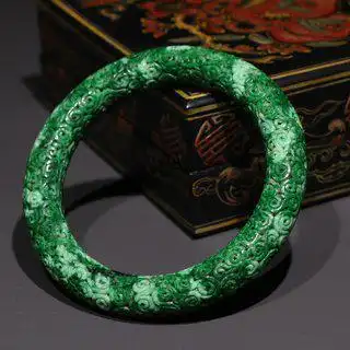 晚清翡翠雕花手镯