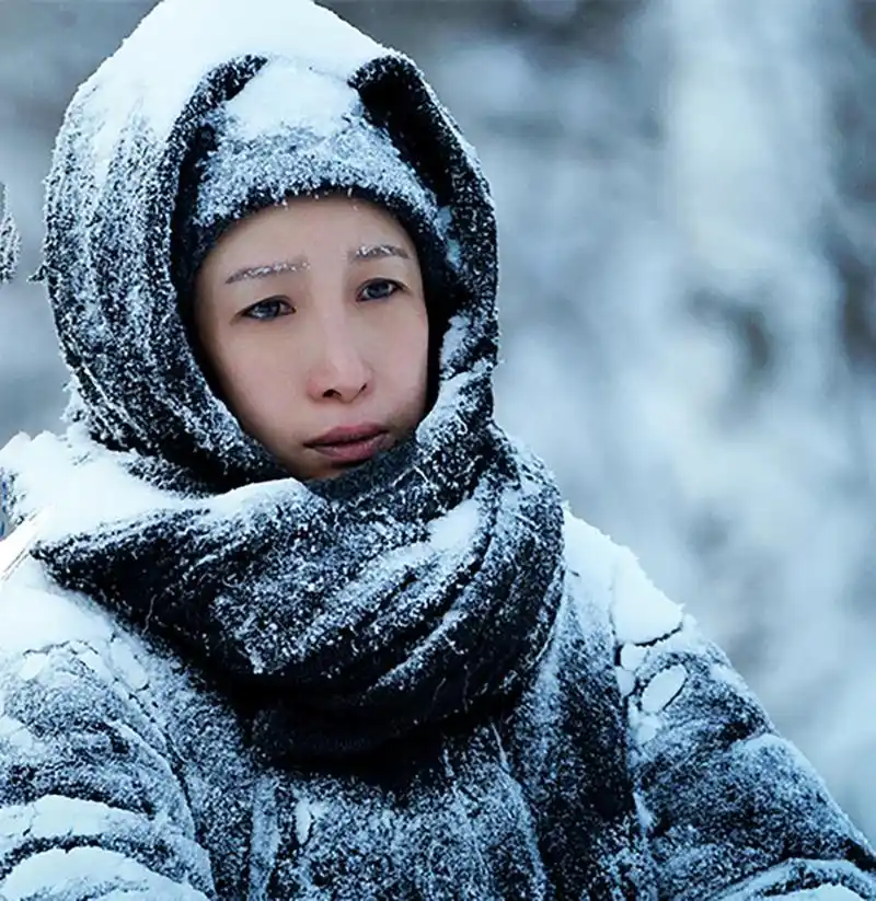 悬崖之上演员表 《悬崖之上》是一部谍战电影,2021年上映,讲述了特工