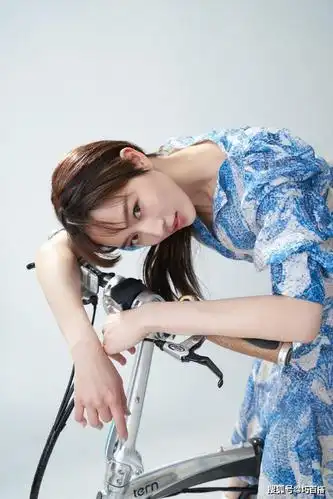 原创38岁张钧甯春日大片曝光蓝色印花裙配小白鞋少女气息扑面而来