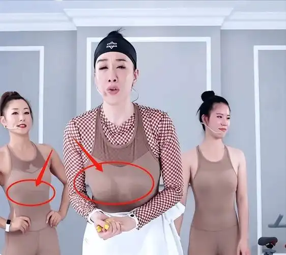 52岁不老女神穿裸色紧身衣跳健康操,三角区明显网友直呼好尴尬_钟丽缇