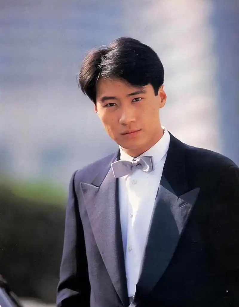 黎明:优质偶像,慈善大使 黎明是四大天王之一,他不仅是优秀的影视歌