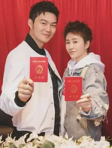 马丽自曝抑郁胖到190斤嫁小11岁老公后她经历了什么