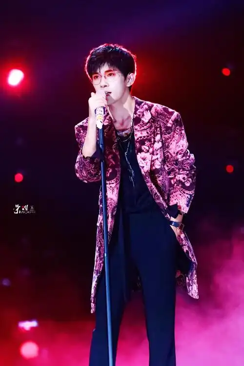 的玫瑰彩排vlog#易烊千玺超话站子多的好处第n回插兜帅照360度欣赏