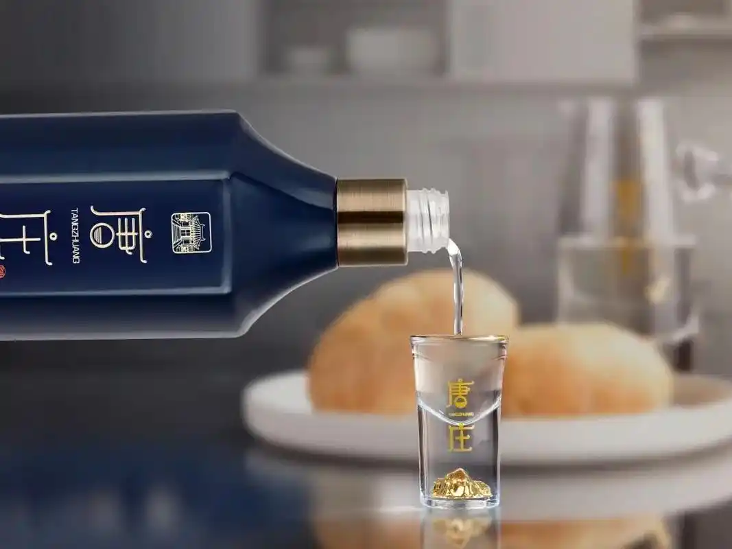 唐庄酒.【酱酒初尝者】三五好友聚饮佳品,谈笑间领略杯中之美. - 抖音