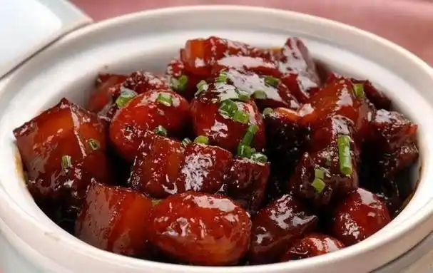 红烧肉是中国传统美食之一,因其口感鲜美,营养丰富备受喜爱