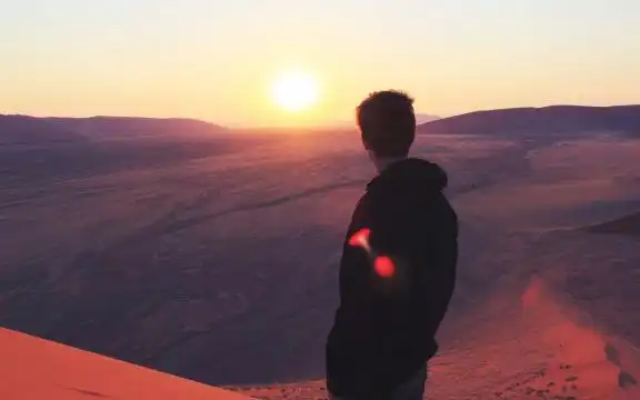 男人孤单的身影图片