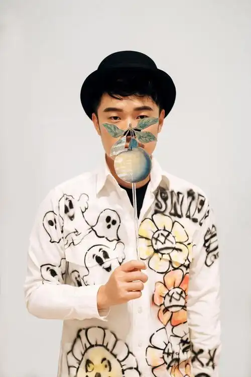 陈赫为新戏留胡子男人味十足 玩转混搭风尽显文艺