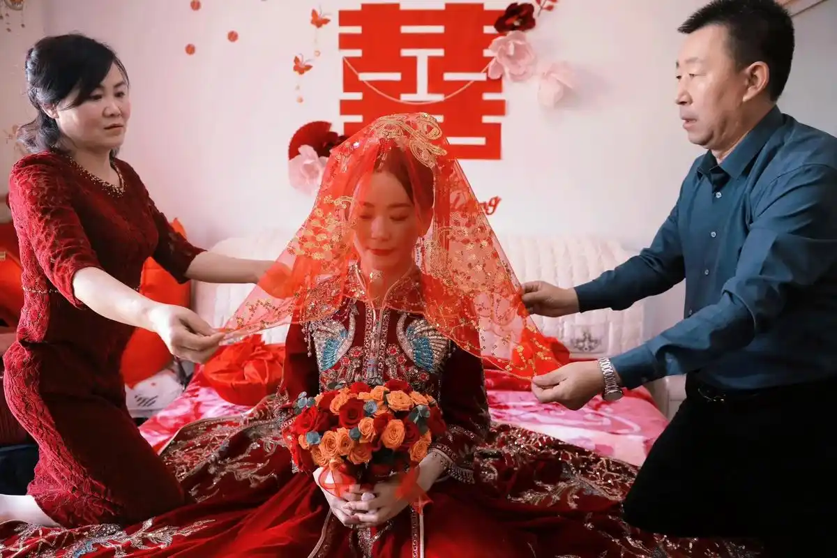 起床没哭,化妆没哭,接亲队伍一到立马泪崩.#婚礼90现场 # - 抖音