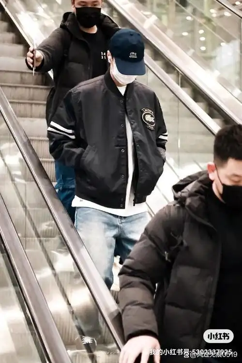 "4:20起床,接了一下乐乐",这是法国等待王一博抵达巴黎,接机的摩托