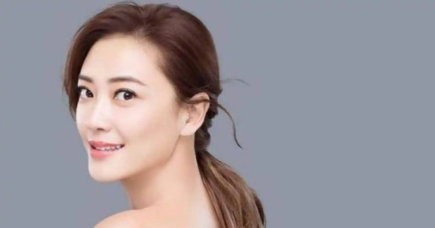 应采儿# 她16年前藏毒被向太所救,陈冠希是其前男友,今成大哥的女