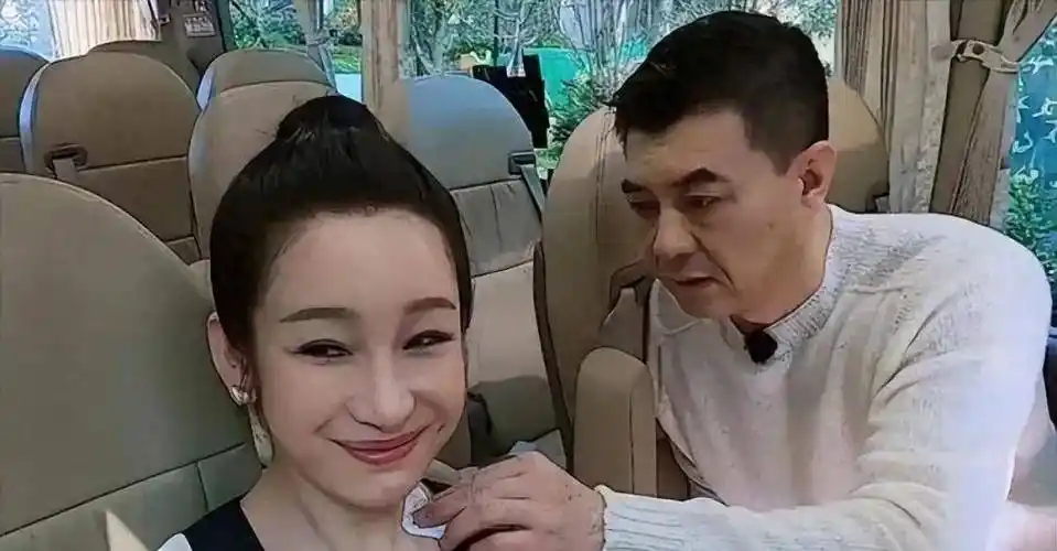 嫁对人很重要,秦海璐和大7岁老公甜蜜合体,穿蓝色衬衫裙太温柔_女性