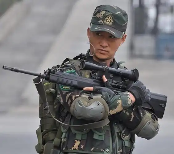 演员吴京八一节晒军装照,却遭网络大v质疑:不是军人别乱穿