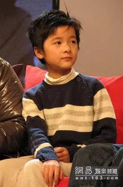 我觉得问题出在眼睛和刘海上 ,小时候还挺俊的.