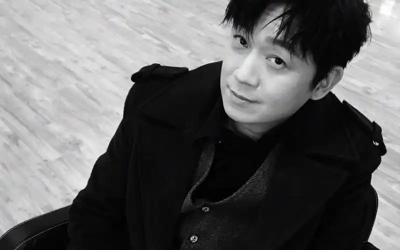 曾经走鲜肉路线的潘粤明近两年来也步入魅力大叔的队伍,说起来也算是