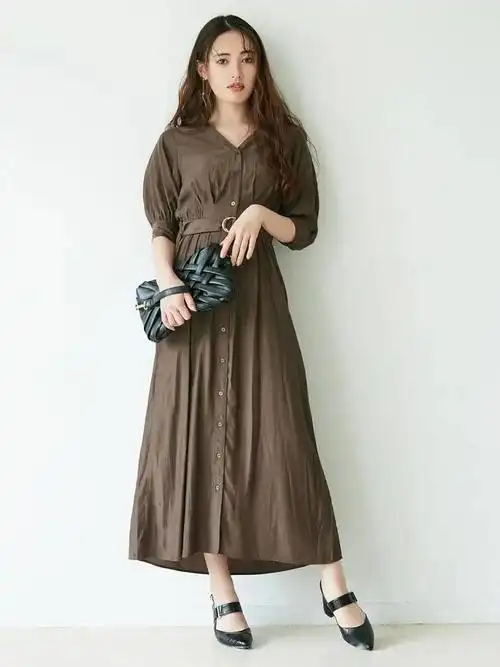 咖啡色连衣裙就像冬日的热拿铁,香醇又回味无穷,搭配黑色的鞋子具有