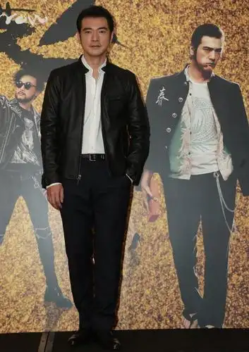 金城武时隔三年接活!穿毛衣面色深沉,47岁颜值身材依旧能打