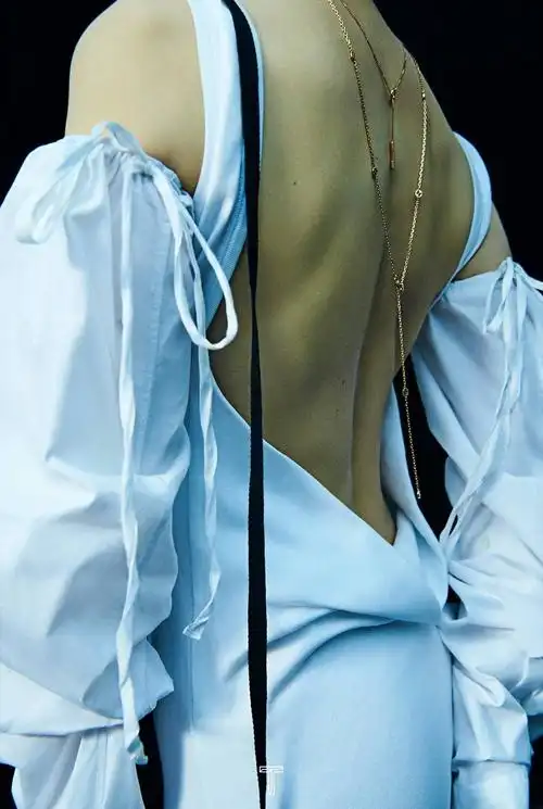 李宇春深v露背封面大片曝光 清冷大气展现背部线条