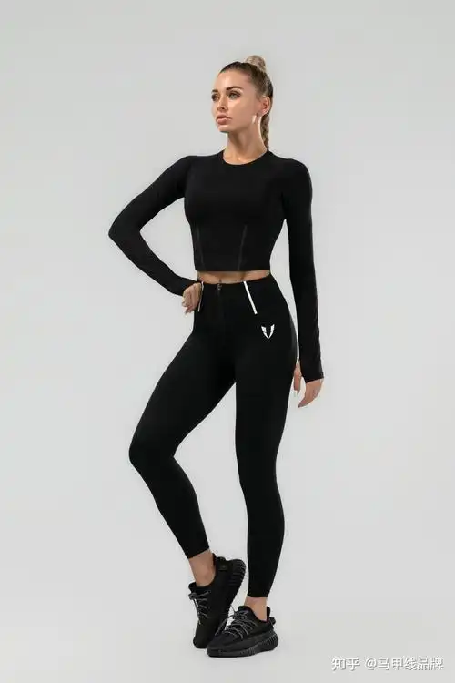 经典的圆弧走线 ,简约的设计,更加考验版型,烫画元素的加入,贴合身材