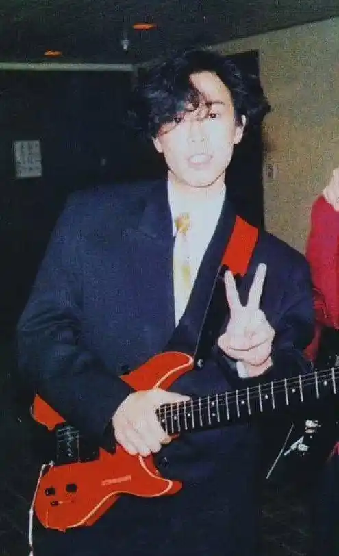 黄贯中弹奏福利引回忆杀早年状态青涩又帅气中分发型是精髓