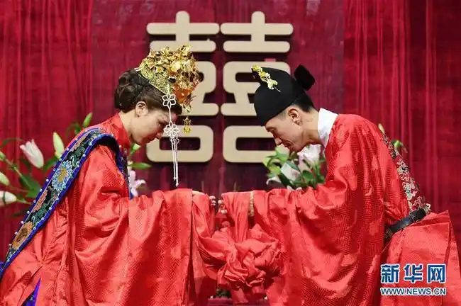 5月26日,新郎黄品超与新娘吴誉靖行拜堂礼.