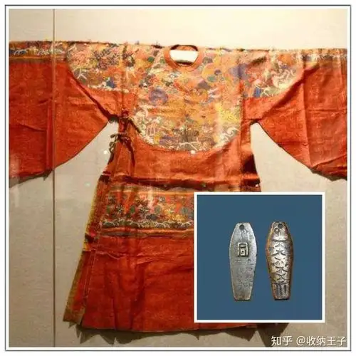 唐代规定是三品以上官员穿紫衣配金鱼袋,五品以上官员穿绯衣配银鱼袋