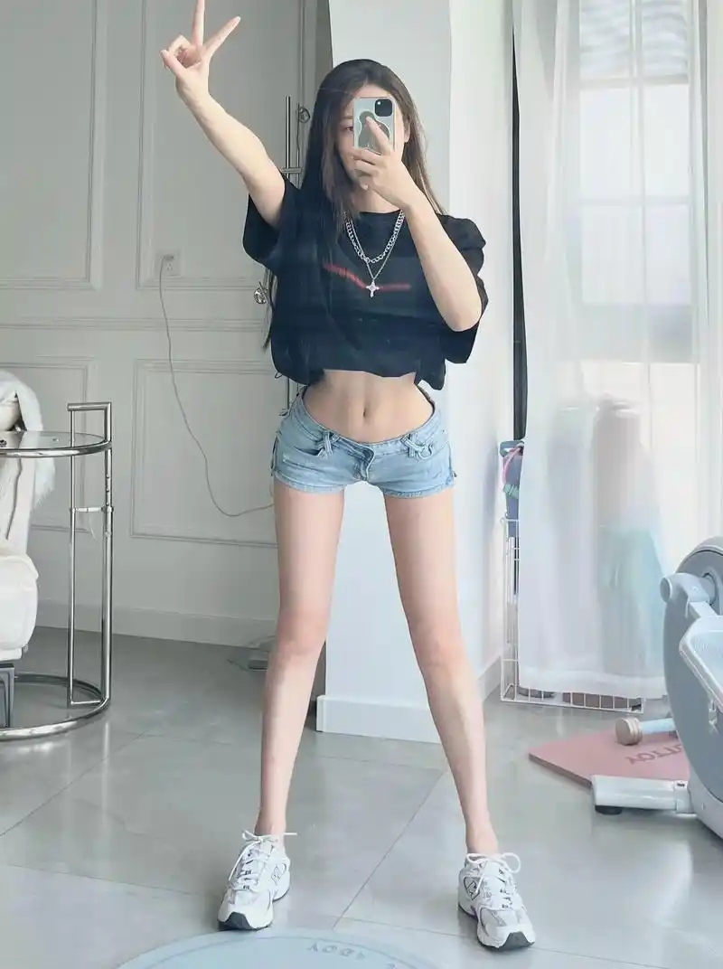 睡什么睡 起来嗨.#健身 #健身穿搭 #马甲线 #运动女孩  - 抖音