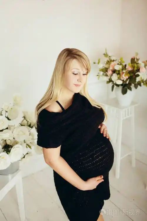 在工作室里大肚子的怀孕女孩