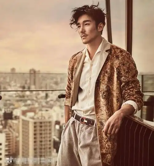 47岁的胡兵走型男路线,满脸胡渣男人味爆棚,身材魁梧成肌肉大叔