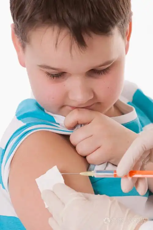 医生在给孩子注射在手臂上孤立图像